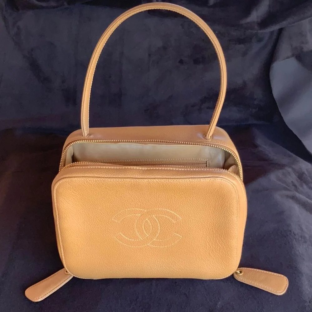 SOLD🌟CHANEL Timeless CC Vanity bag/Train Case Camel ✨GORGEOUS✨ - Picture 4 of 16